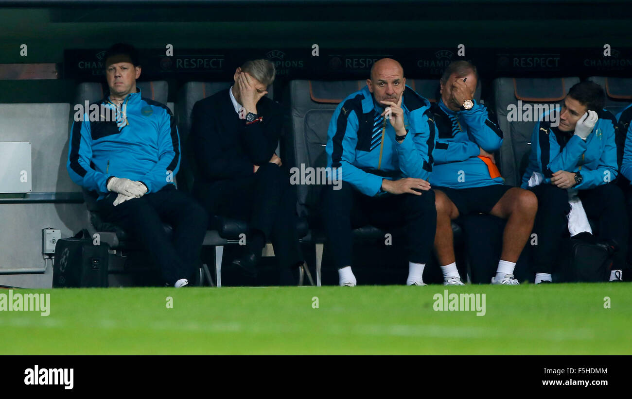 Monaco di Baviera, Germania. 4 Novembre, 2015. Arsenal Manager Arsene Wenger orologi durante la UEFA Champions League Group F match tra Bayern Monaco e Arsenal nello stadio Allianz Arena di Monaco di Baviera. Novembre 4, 2015. Credito: James Boardman/Alamy Live News Foto Stock