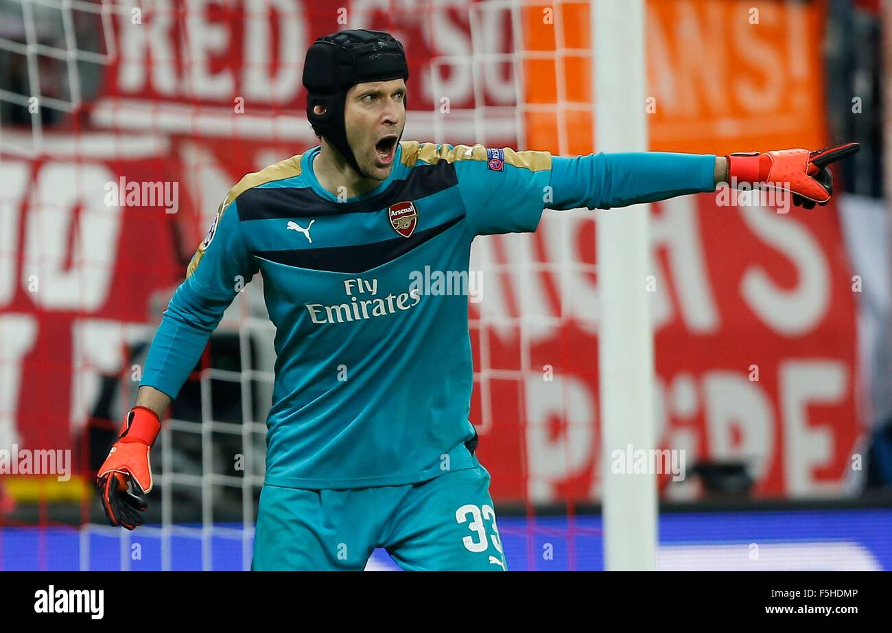Monaco di Baviera, Germania. 4 Novembre, 2015. Dell'Arsenal Petr Cech durante la UEFA Champions League Group F match tra Bayern Monaco e Arsenal nello stadio Allianz Arena di Monaco di Baviera. Novembre 4, 2015. Credito: James Boardman/Alamy Live News Foto Stock
