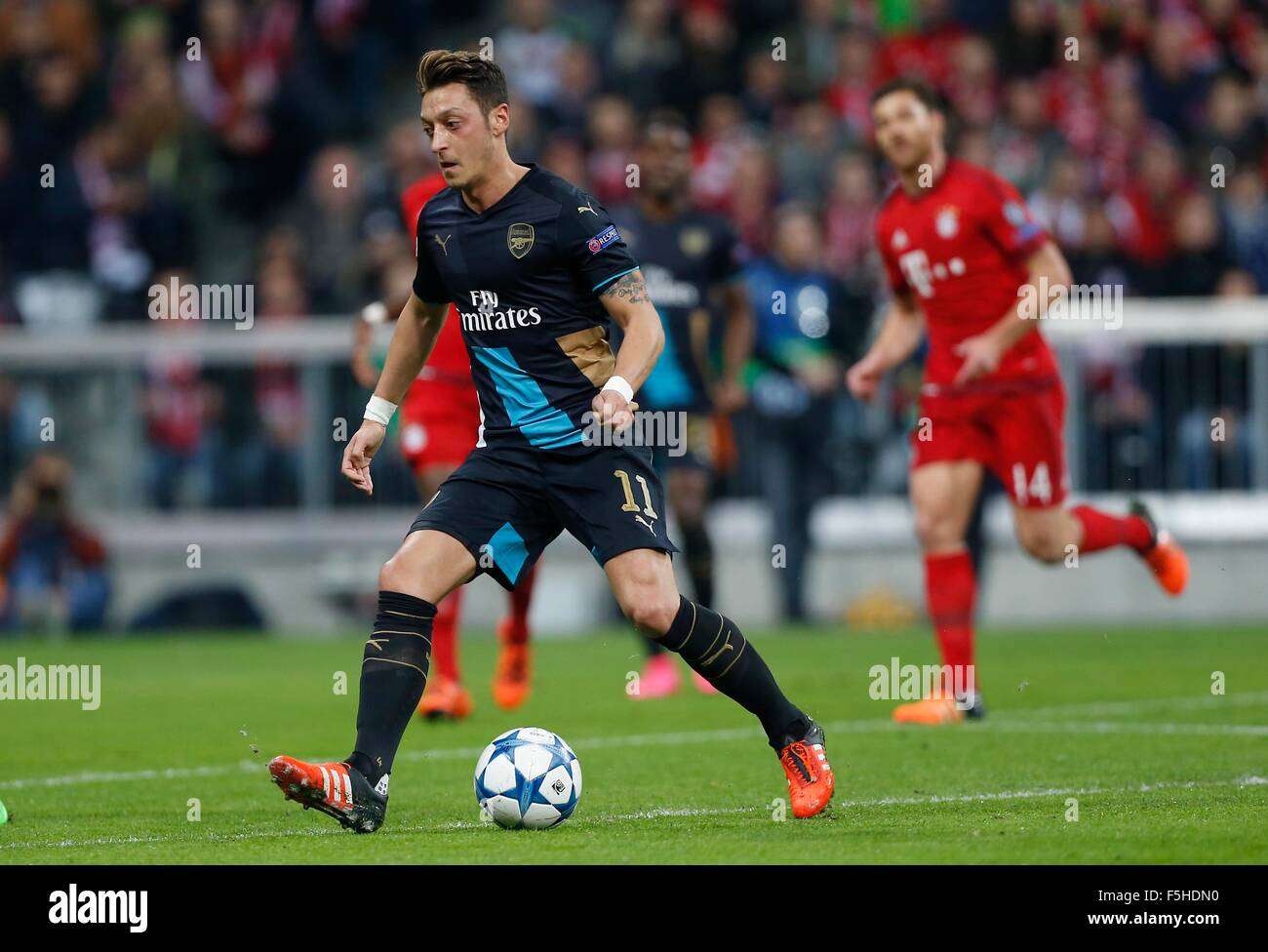 Monaco di Baviera, Germania. 4 Novembre, 2015. Dell'Arsenal Mesut Ozil sulla palla durante la UEFA Champions League Group F match tra Bayern Monaco e Arsenal nello stadio Allianz Arena di Monaco di Baviera. Novembre 4, 2015. Credito: James Boardman/Alamy Live News Foto Stock