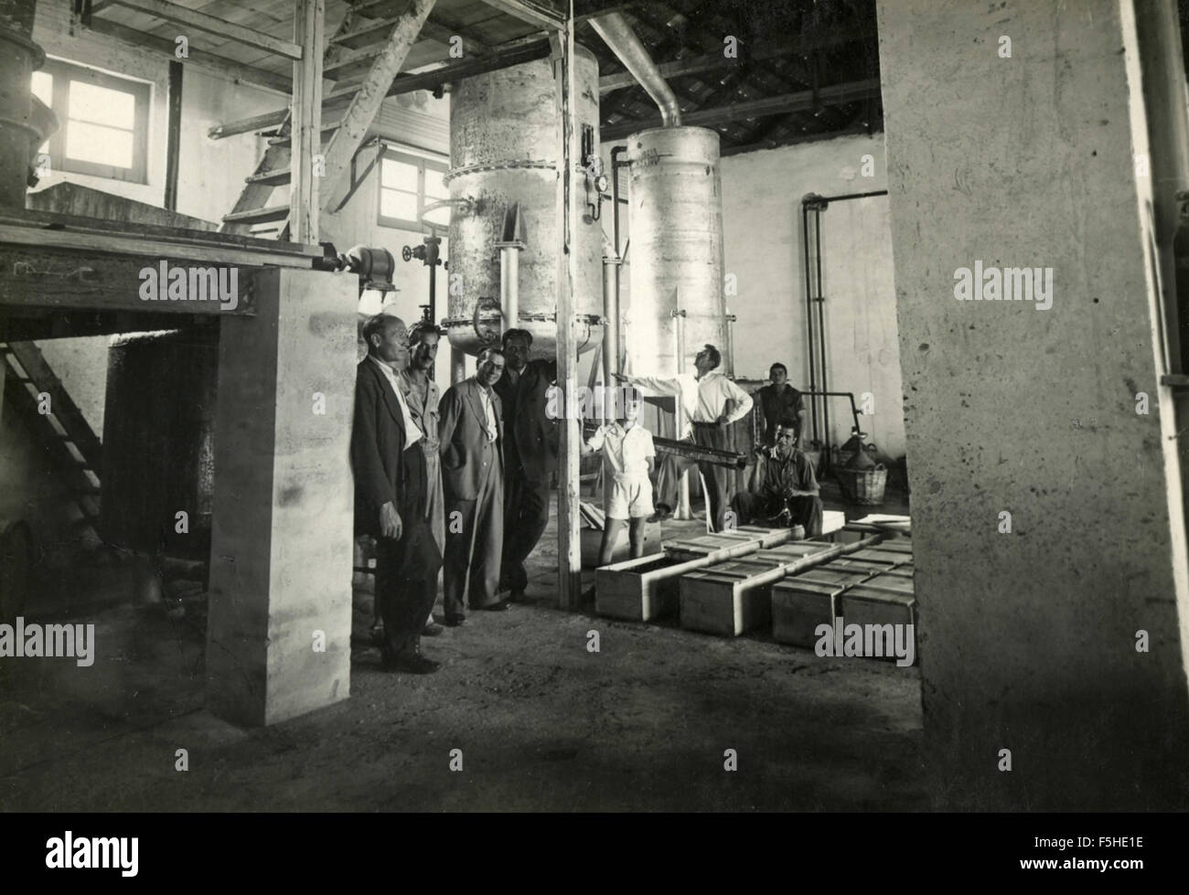 Gli uomini al lavoro con distillazione, Italia Foto Stock