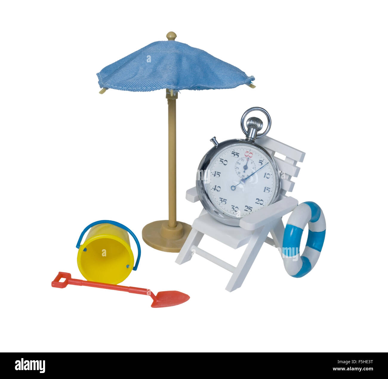 Il cronometro rilassante nella sedia accanto a ombrello con giocattoli da spiaggia per mostrare il tempo di temporizzazione off - percorso incluso Foto Stock