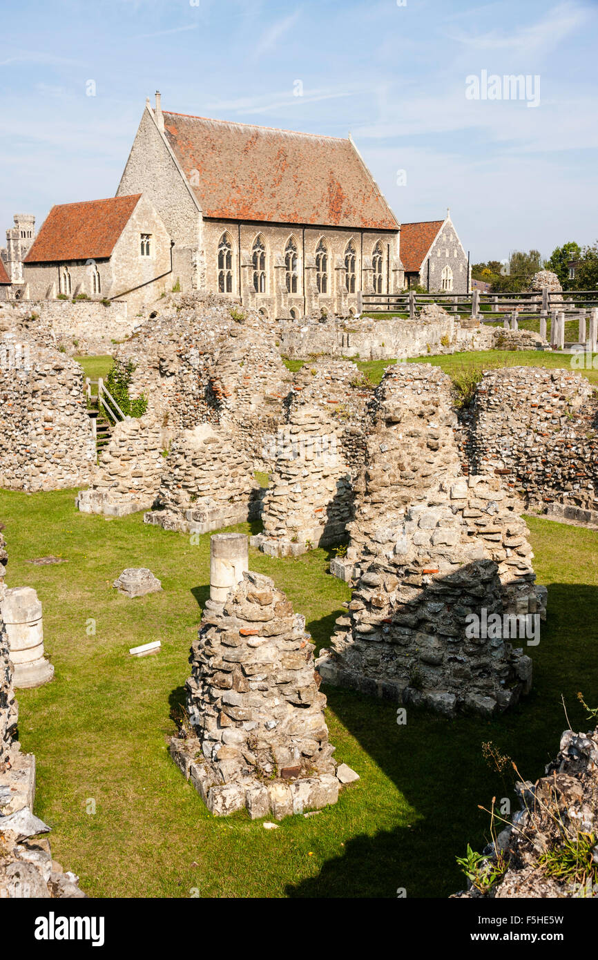 Inghilterra, Canterbury. St Augustines Abbey. Norman cripta di base rimane con il XII secolo Norman grande sala in background. Sole e cielo blu. Foto Stock