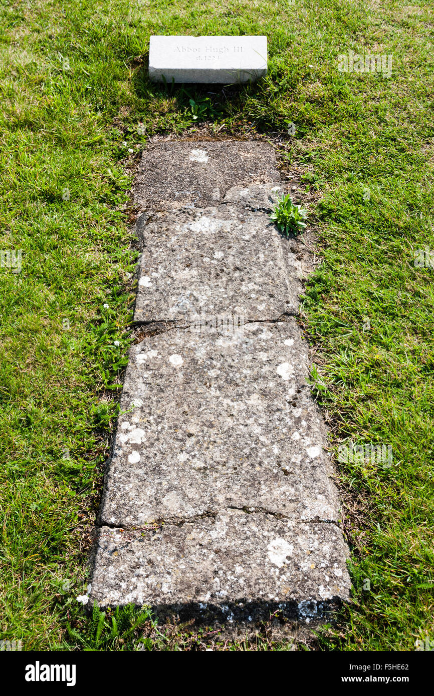 Inghilterra, Canterbury. St Augustines Abbey. Pietra tomba nel terreno, per Abate Hugh II morto nel XIII secolo. Foto Stock