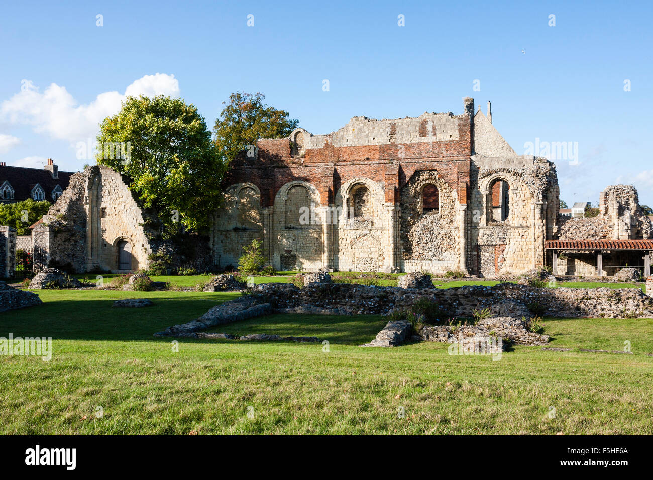 Inghilterra, Canterbury. St Augustines Abbey. Rimane del normanno parete nord della navata della chiesa abbaziale con cielo blu sullo sfondo Foto Stock