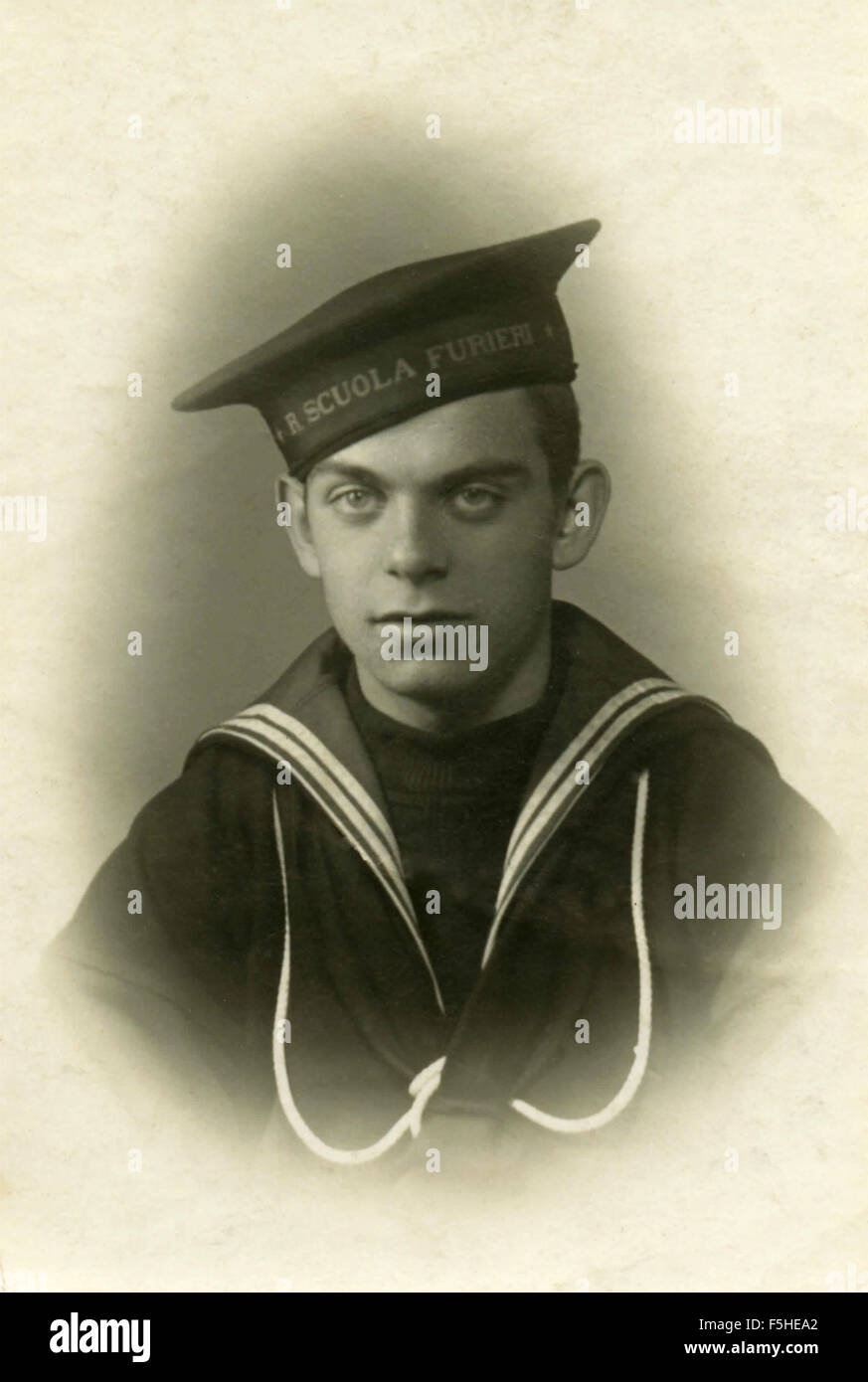 Ritratto di un marinaio in uniforme, Italia Foto Stock