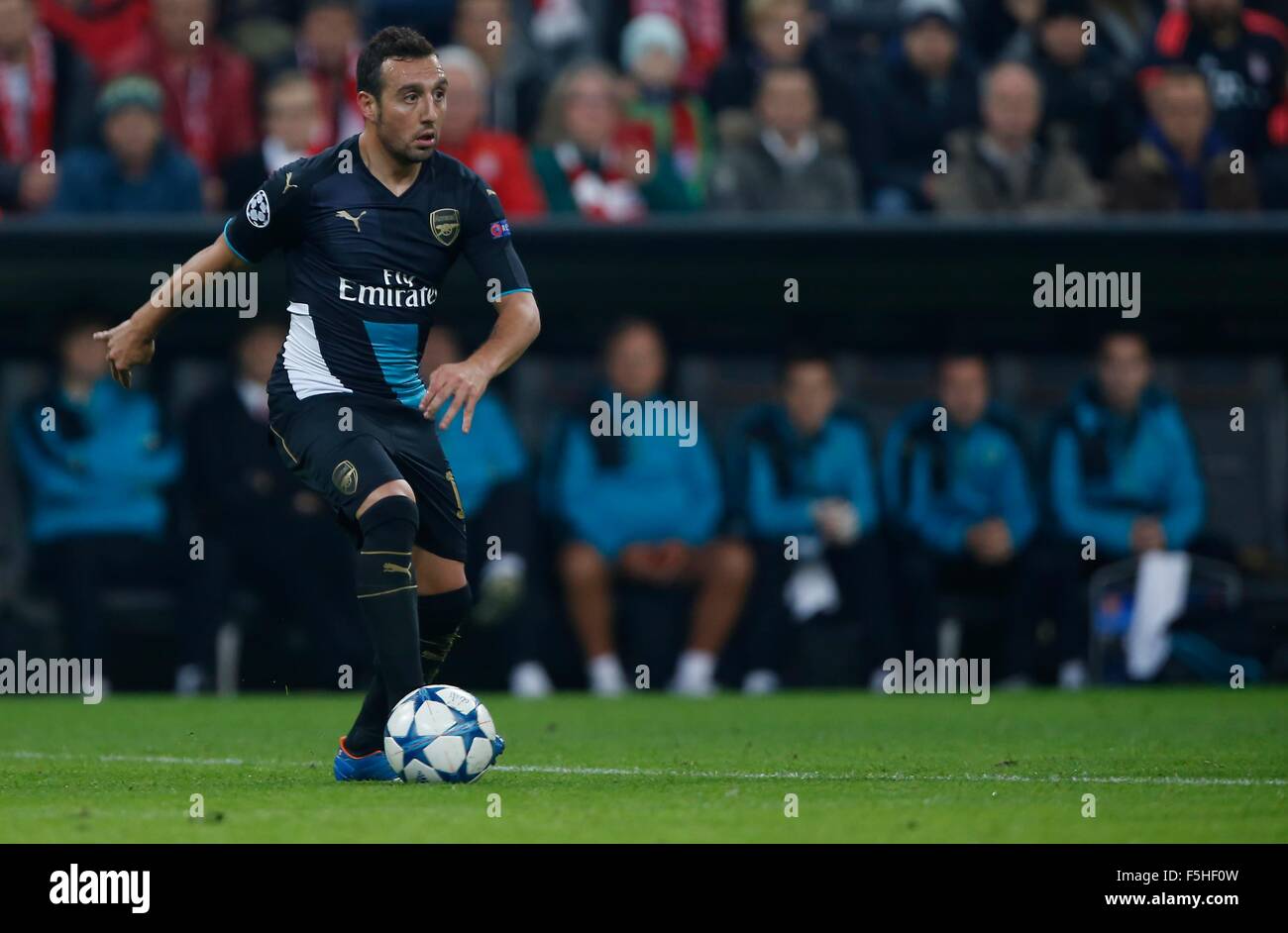Monaco di Baviera, Germania. 4 Novembre, 2015. Arsenale di Santi Cazorla sulla palla durante la UEFA Champions League Group F match tra Bayern Monaco e Arsenal nello stadio Allianz Arena di Monaco di Baviera. Novembre 4, 2015. Credito: James Boardman/Alamy Live News Foto Stock