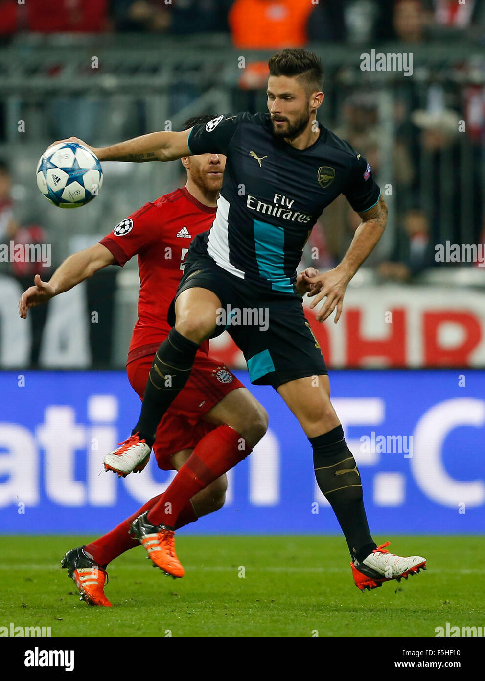 Monaco di Baviera, Germania. 4 Novembre, 2015. Arsenale di Olivier Giroud sulla palla durante la UEFA Champions League Group F match tra Bayern Monaco e Arsenal nello stadio Allianz Arena di Monaco di Baviera. Novembre 4, 2015. Credito: James Boardman/Alamy Live News Foto Stock
