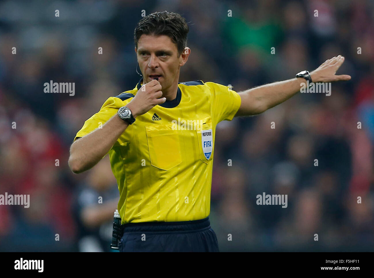 Monaco di Baviera, Germania. 4 Novembre, 2015. Arbitro Gianluca Rocchi durante la UEFA Champions League Group F match tra Bayern Monaco e Arsenal nello stadio Allianz Arena di Monaco di Baviera. Novembre 4, 2015. Credito: James Boardman/Alamy Live News Foto Stock