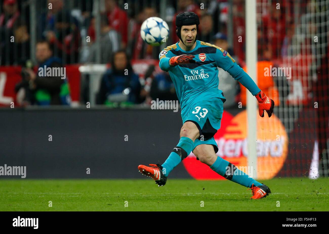 Monaco di Baviera, Germania. 4 Novembre, 2015. Dell'Arsenal Petr Cech durante la UEFA Champions League Group F match tra Bayern Monaco e Arsenal nello stadio Allianz Arena di Monaco di Baviera. Novembre 4, 2015. Solo uso editoriale Credito: James Boardman/Alamy Live News Foto Stock