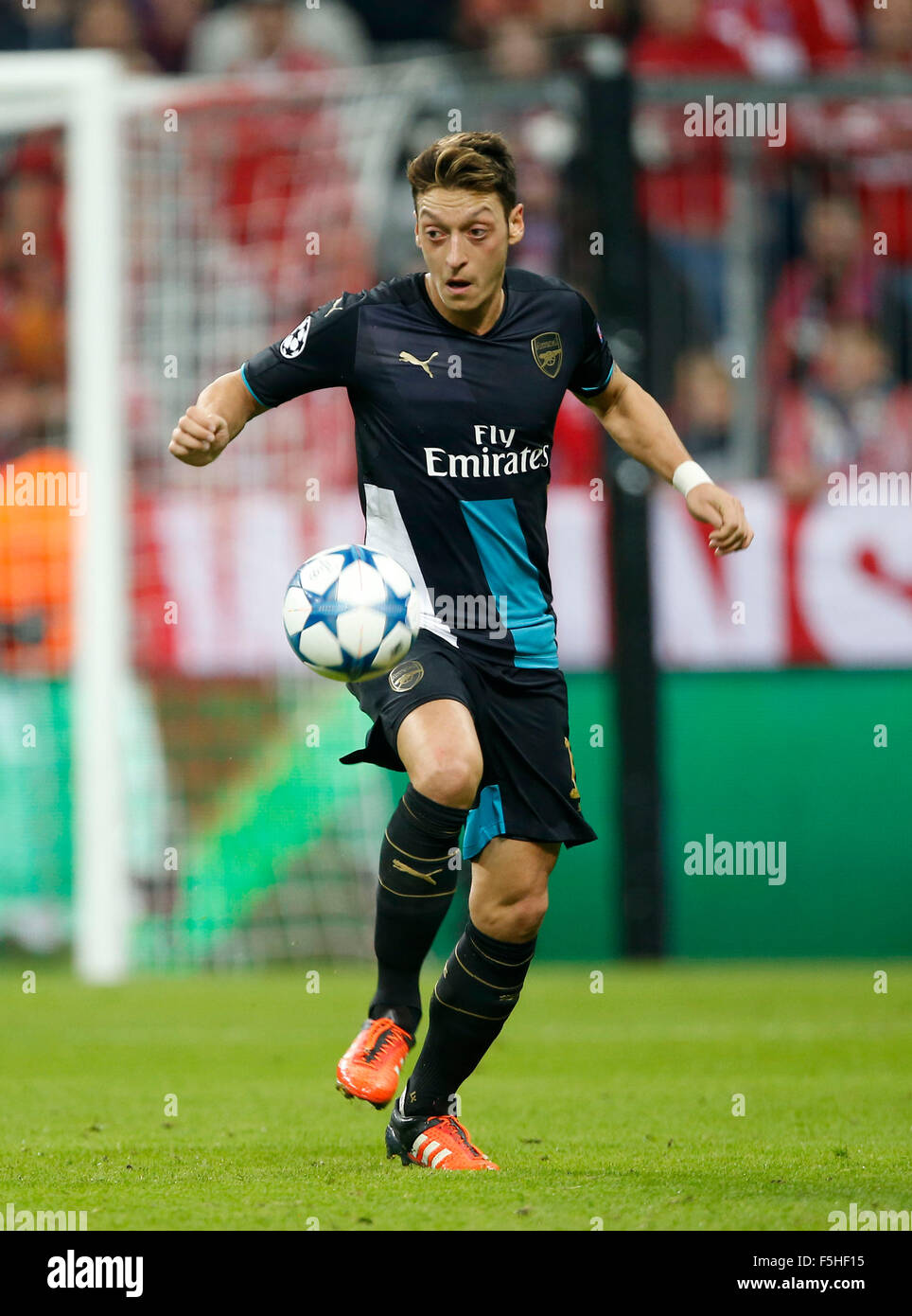 Monaco di Baviera, Germania. 4 Novembre, 2015. Dell'Arsenal Mesut Ozil durante la UEFA Champions League Group F match tra Bayern Monaco e Arsenal nello stadio Allianz Arena di Monaco di Baviera. Novembre 4, 2015. Credito: James Boardman/Alamy Live News Foto Stock