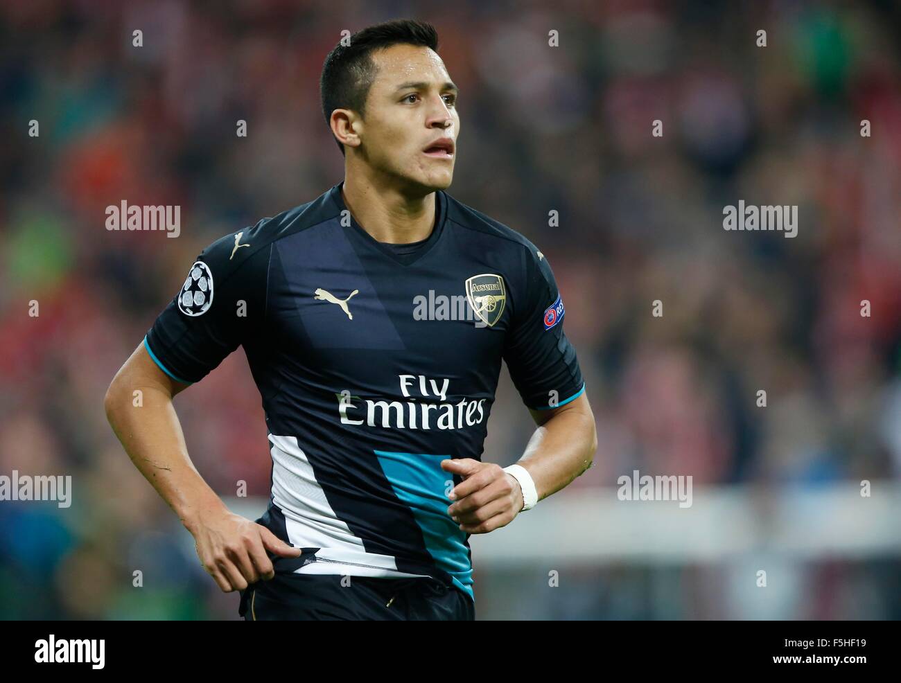 Monaco di Baviera, Germania. 4 Novembre, 2015. Dell'Arsenal Alexis Sanchez durante la UEFA Champions League Group F match tra Bayern Monaco e Arsenal nello stadio Allianz Arena di Monaco di Baviera. Novembre 4, 2015. Credito: James Boardman/Alamy Live News Foto Stock