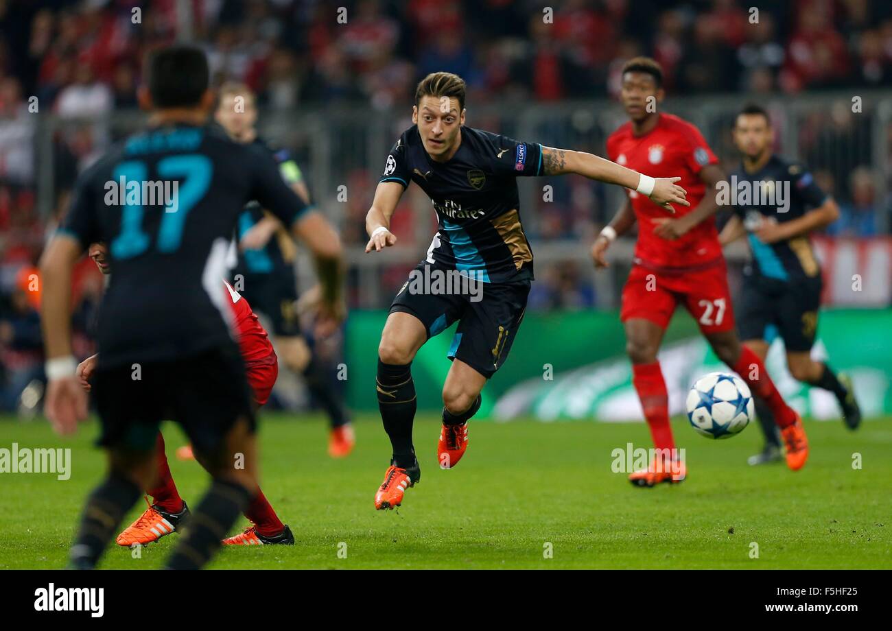 Monaco di Baviera, Germania. 4 Novembre, 2015. Dell'Arsenal Mesut Ozil in azione durante la UEFA Champions League Group F match tra Bayern Monaco e Arsenal nello stadio Allianz Arena di Monaco di Baviera. Novembre 4, 2015. Credito: James Boardman/Alamy Live News Foto Stock