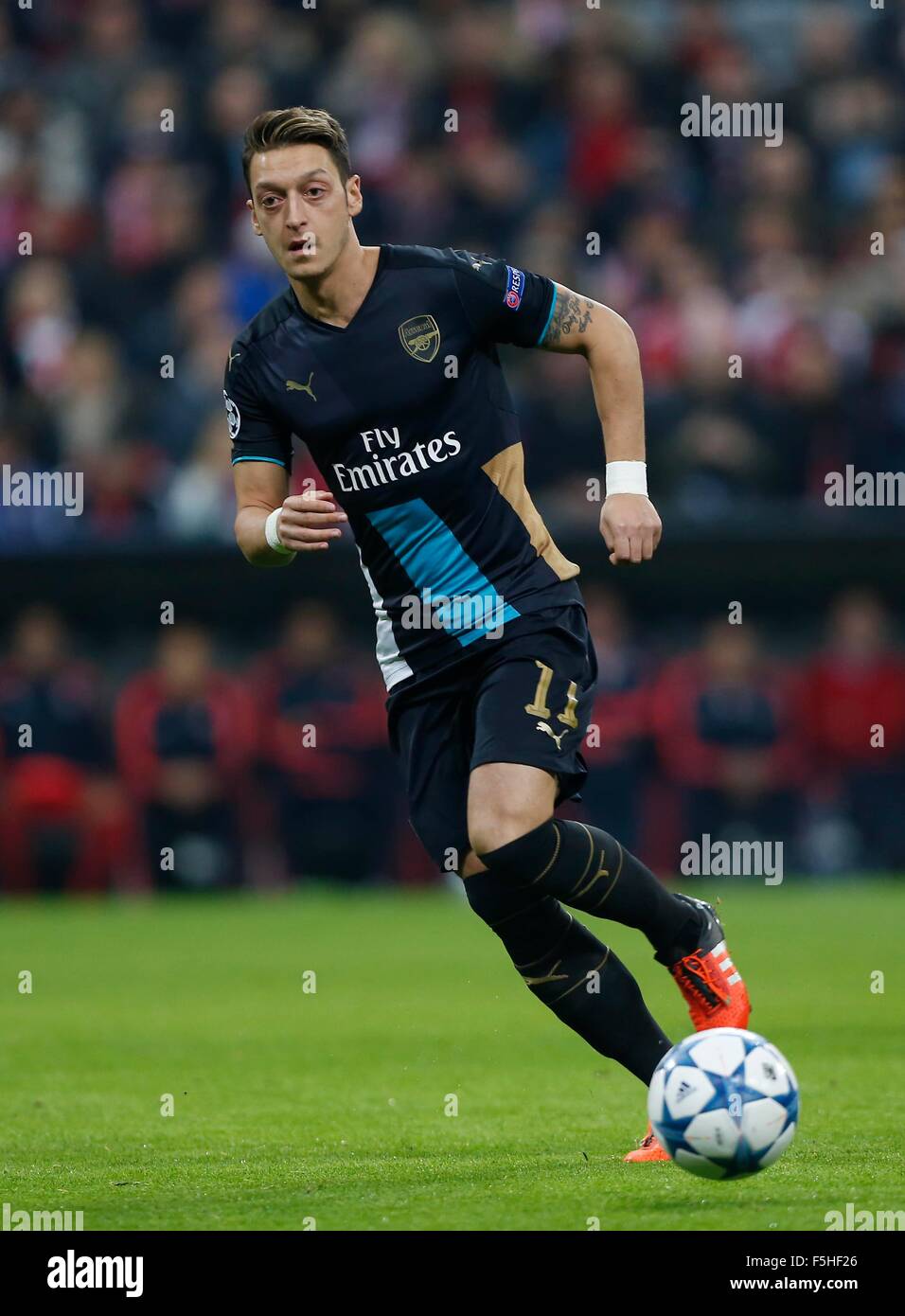 Monaco di Baviera, Germania. 4 Novembre, 2015. Dell'Arsenal Mesut Ozil durante la UEFA Champions League Group F match tra Bayern Monaco e Arsenal nello stadio Allianz Arena di Monaco di Baviera. Novembre 4, 2015. Credito: James Boardman/Alamy Live News Foto Stock