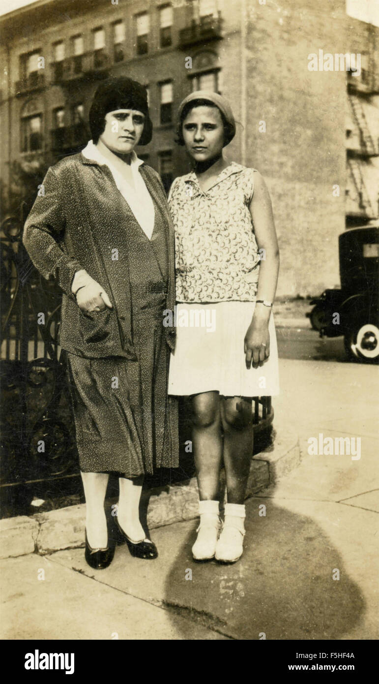 Madre e figlia in strada Foto Stock