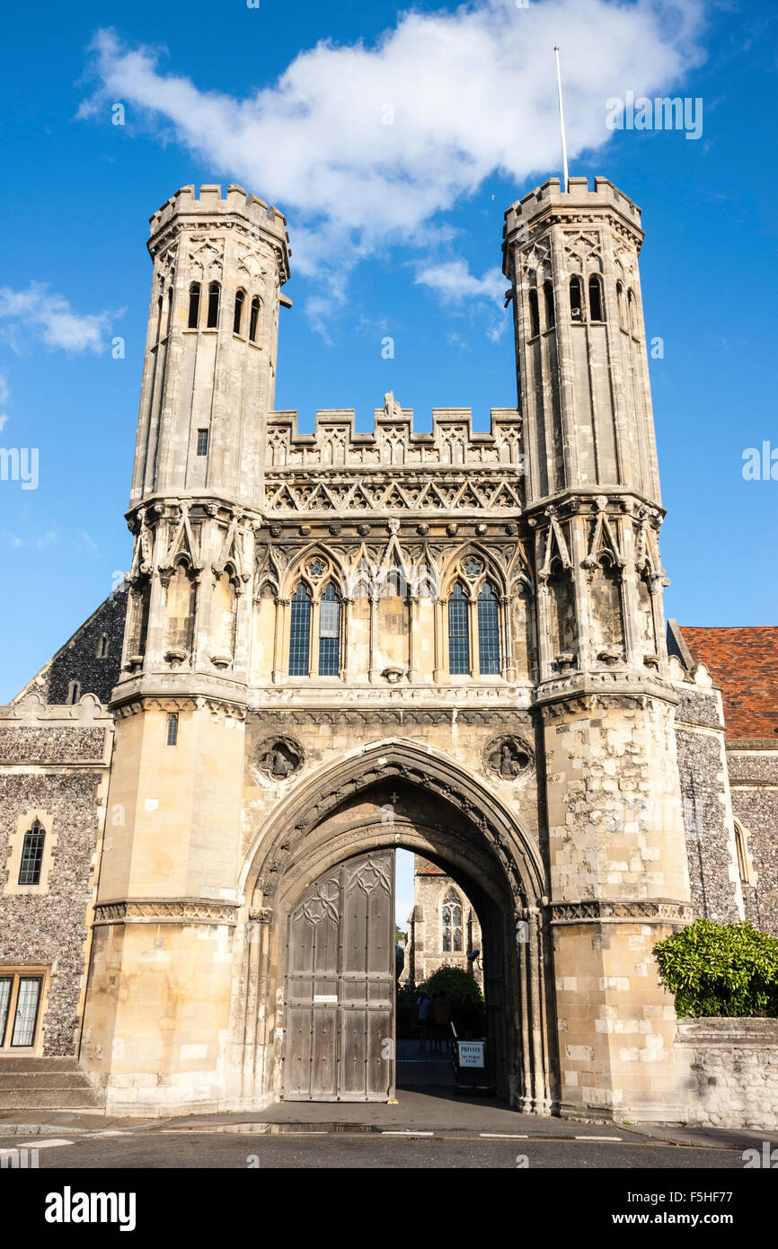 Xv secolo guardiola medievale, noto come il grande cancello, Fyndons cancello, ingresso a St Augustines Abbey a Canterbury. Il giorno, cielo blu. Foto Stock