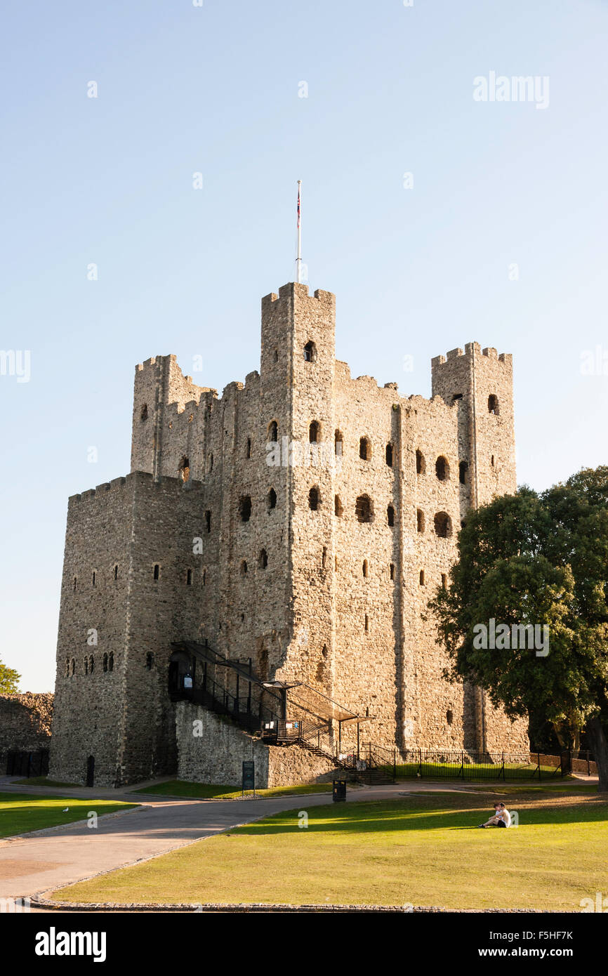 Rochester Castle, un buon esempio di architettura normanna. Il principale tenere alto edificio con ingresso connesso attraverso la torretta. Cielo blu chiaro overhead. Foto Stock