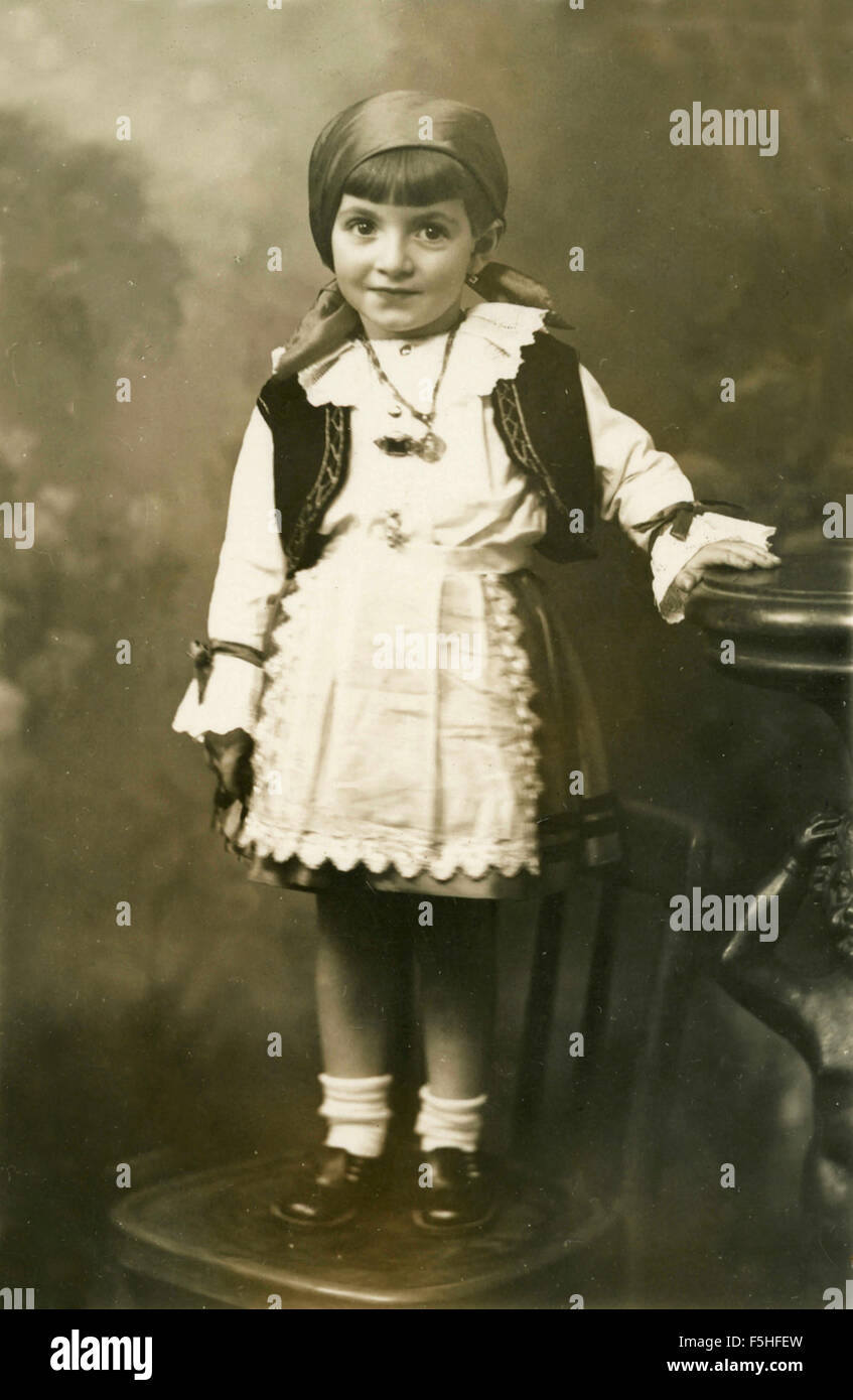 Bambina con abito tradizionale, Italia Foto Stock