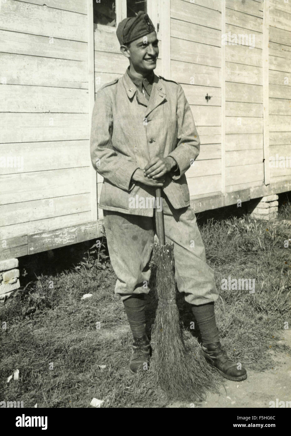 Soldato italiano con la scopa Foto Stock