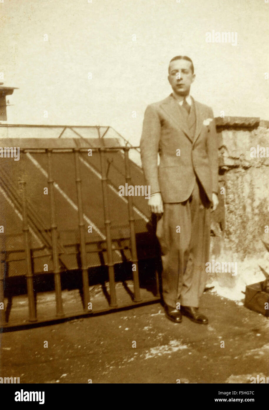 Un uomo elegante su una terrazza Foto Stock