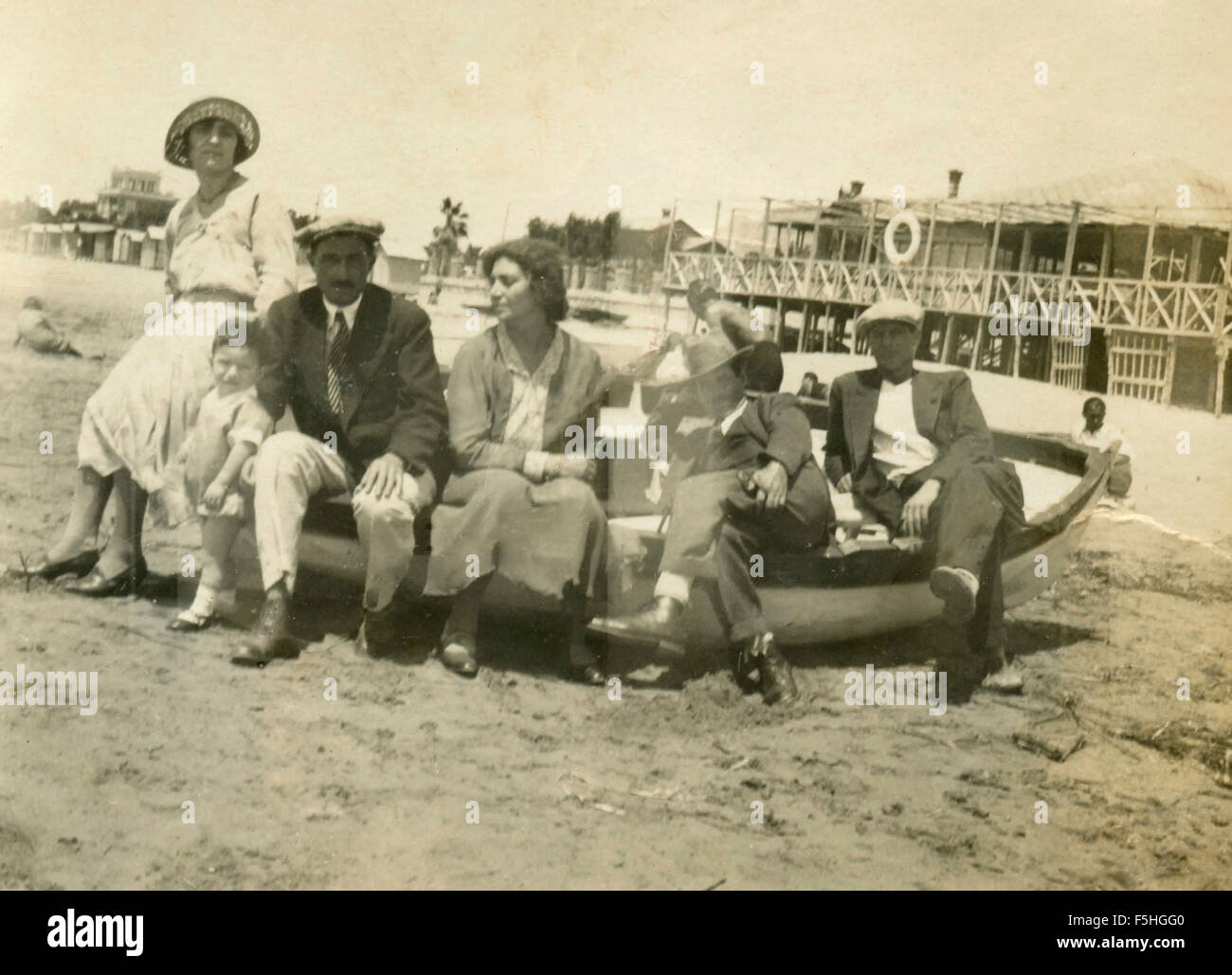 Gruppo di famiglia sulla spiaggia, Italia Foto Stock