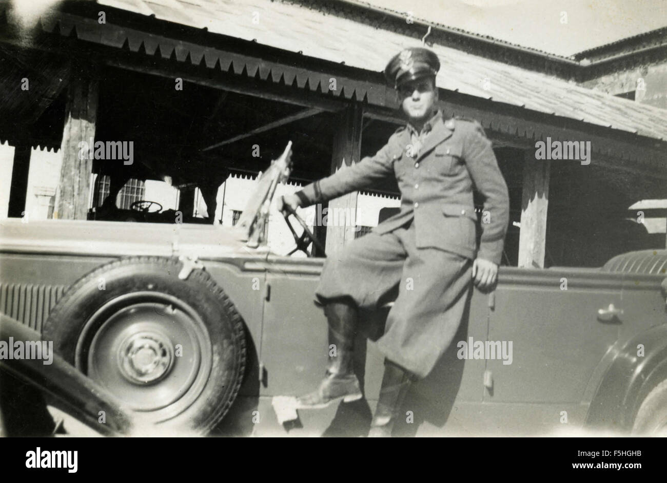 Soldato italiano seduto su una automobile cabrio Foto Stock