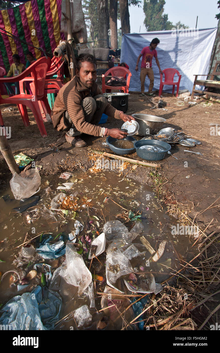 Lavaggio Piatti durante Maggy festival a Bardia distretto di Terai, Nepal Foto Stock
