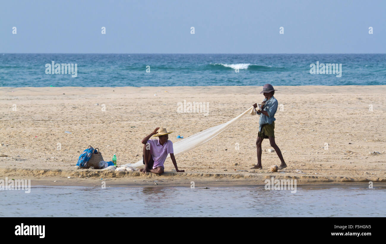 Pescatore tradizionale in canoa a Batticaloa, Sri Lanka Foto Stock
