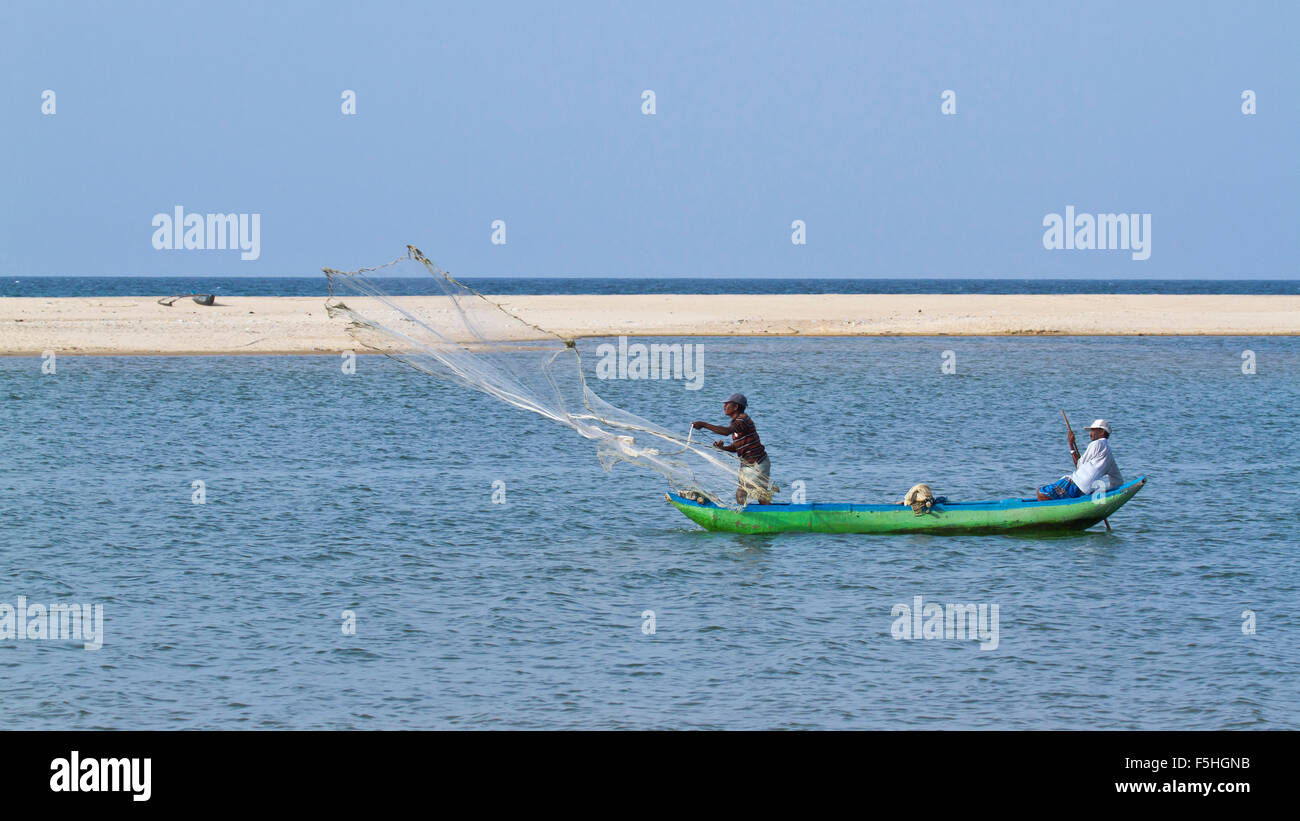 Pescatore tradizionale in canoa a Batticaloa, Sri Lanka Foto Stock