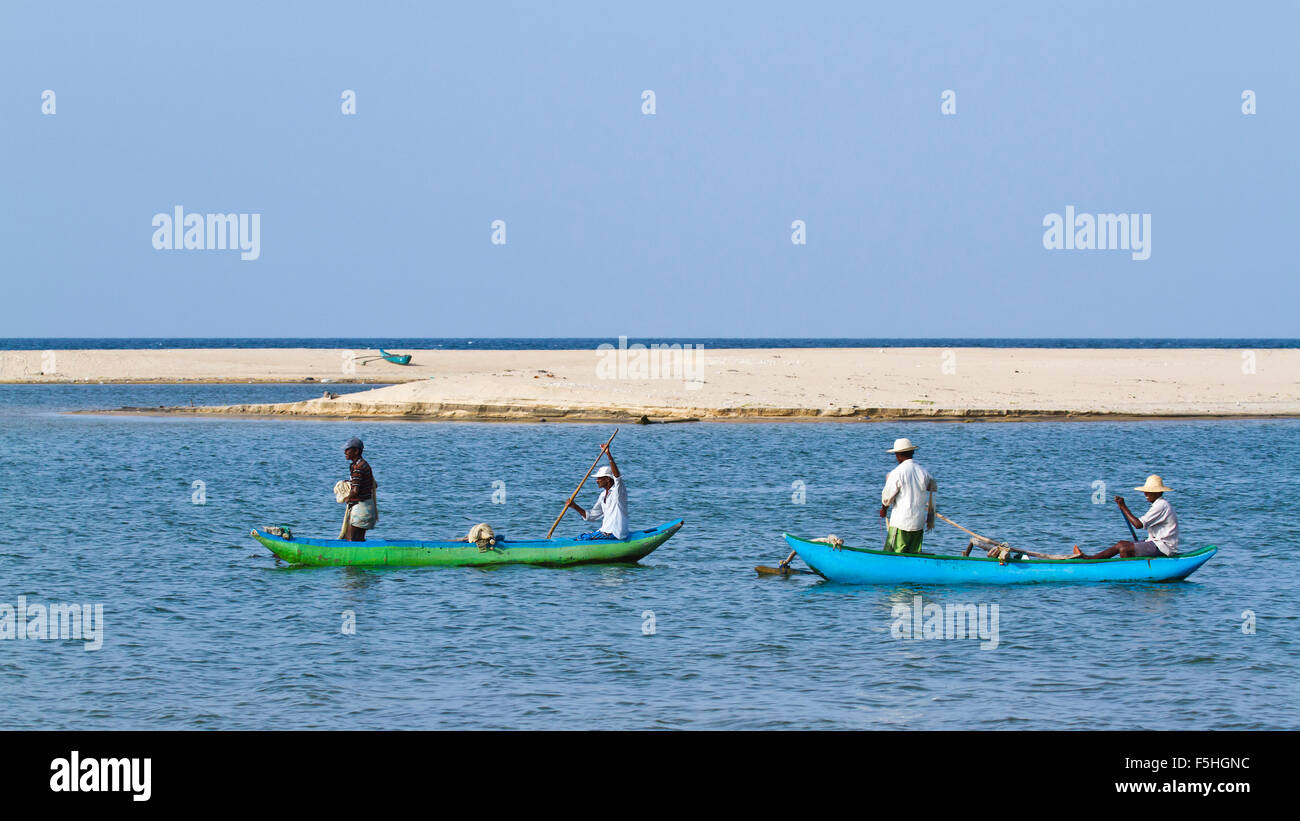 Pescatore tradizionale in canoa a Batticaloa, Sri Lanka Foto Stock