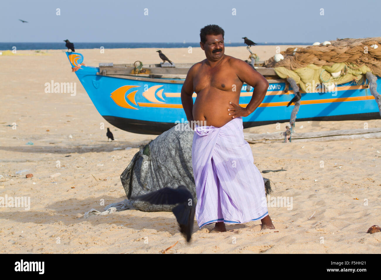 Pescatore tradizionale in canoa a Batticaloa, Sri Lanka Foto Stock