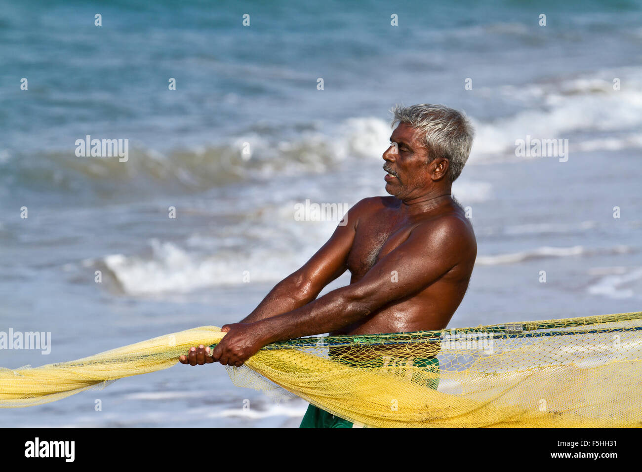 Pescatore tradizionale in canoa a Batticaloa, Sri Lanka Foto Stock