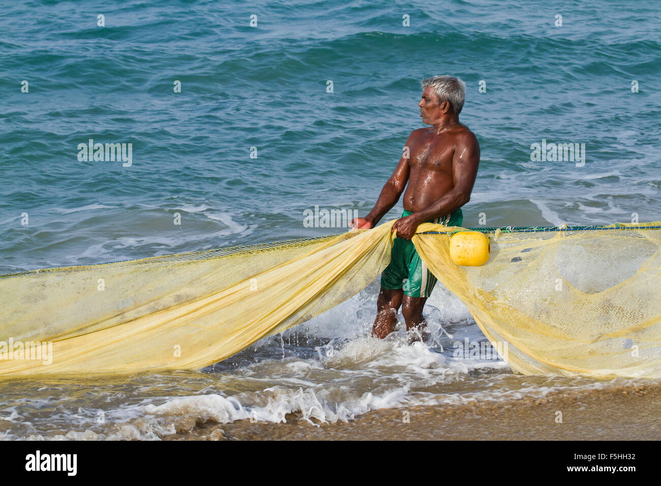 Pescatore tradizionale in canoa a Batticaloa, Sri Lanka Foto Stock