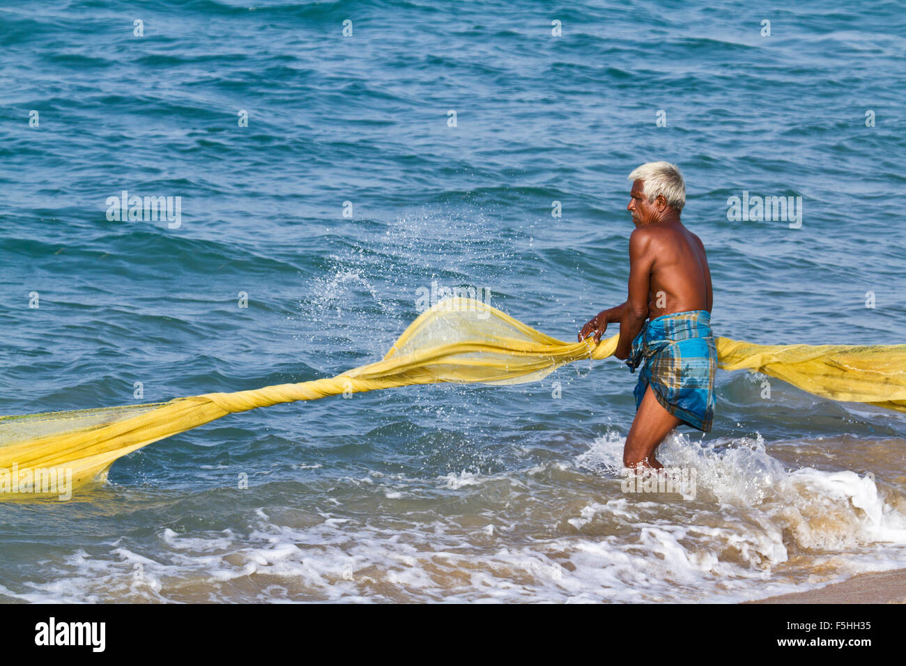 Pescatore tradizionale in canoa a Batticaloa, Sri Lanka Foto Stock