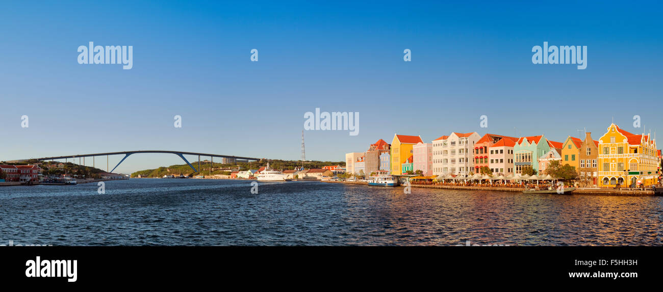 Il lungomare di Willemstad, Curaçao nelle Antille olandesi in tarda serata la luce del sole. Con le case colorate di Punda un Foto Stock