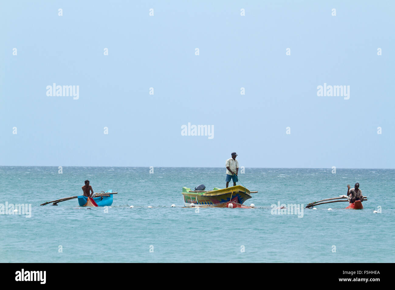 Pescatore tradizionale in spiaggia Uppuveli, Sri Lanka Foto Stock