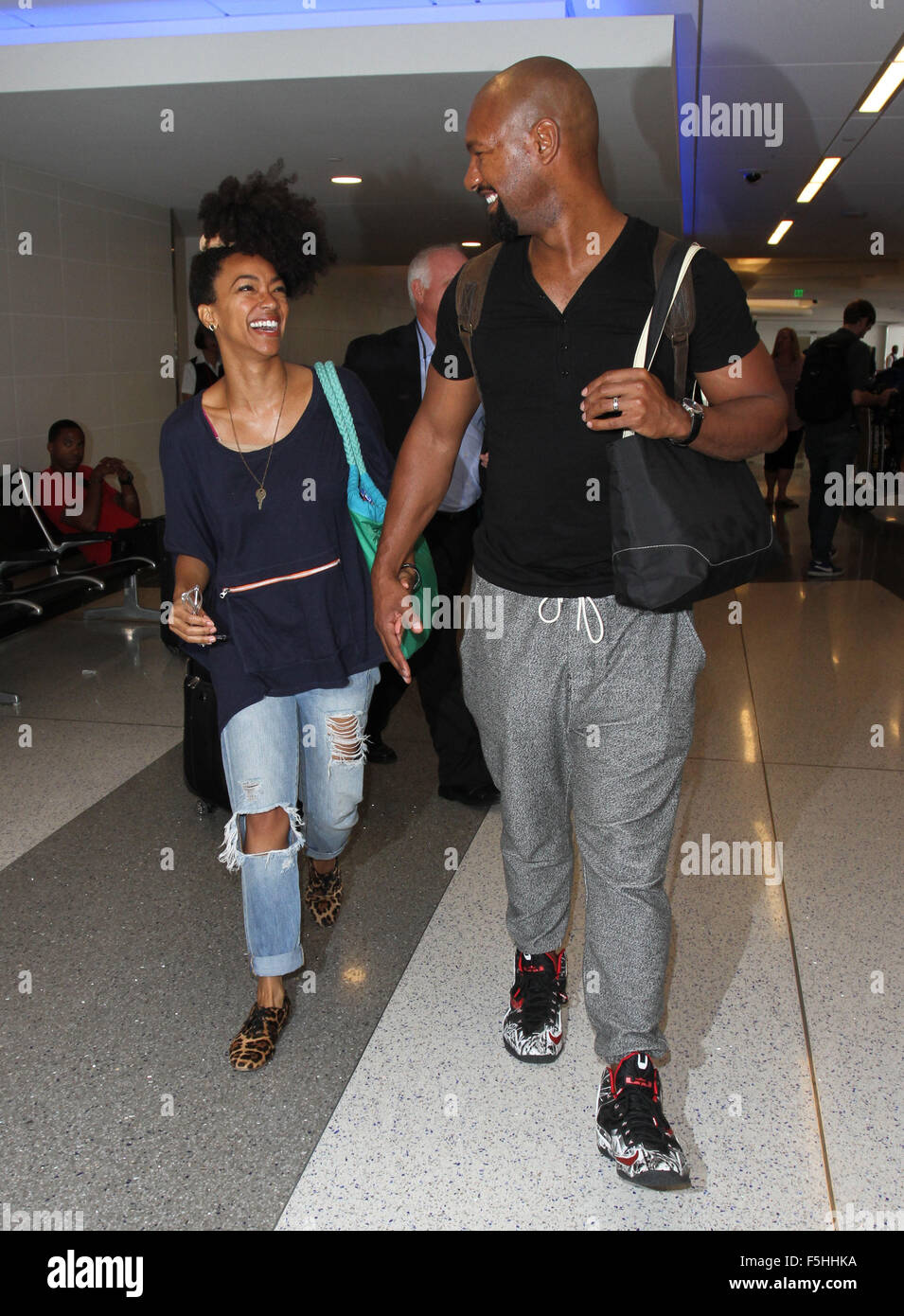 Sonequa Martin-Green e marito Kenric Green presso l'Aeroporto Internazionale di Los Angeles (LAX) dotata di: Sonequa Martin-Green, Kenric verde dove: Los Angeles, California, Stati Uniti quando: 03 Set 2015 Foto Stock