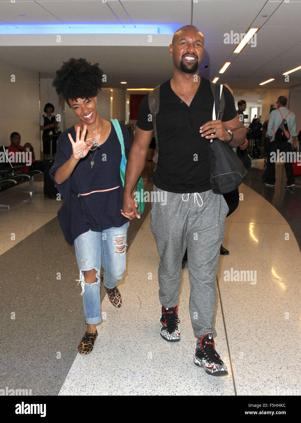 Sonequa Martin-Green e marito Kenric Green presso l'Aeroporto Internazionale di Los Angeles (LAX) dotata di: Sonequa Martin-Green, Kenric verde dove: Los Angeles, California, Stati Uniti quando: 03 Set 2015 Foto Stock