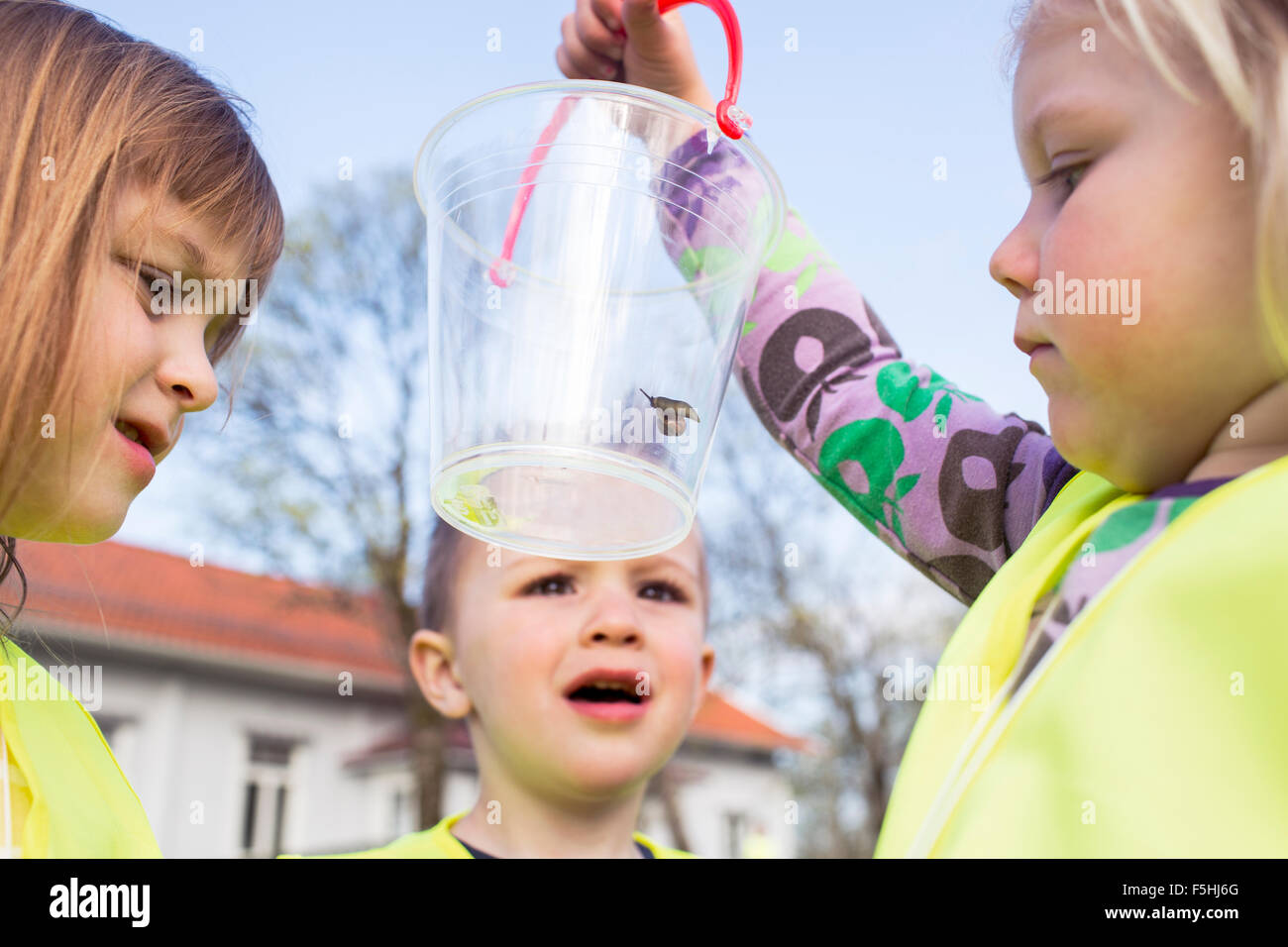 La Svezia, Vastergotland, Olofstorp, Bergum, Kindergarten bambini (2-3, 4-5) apprendimento all'aperto Foto Stock