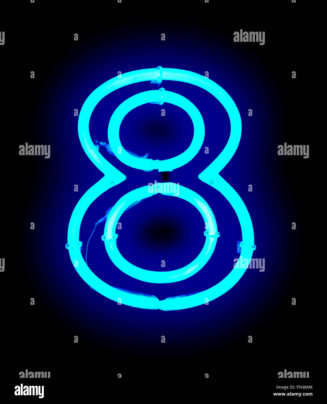 Luce al neon numero 8 isolato su sfondo nero Foto Stock
