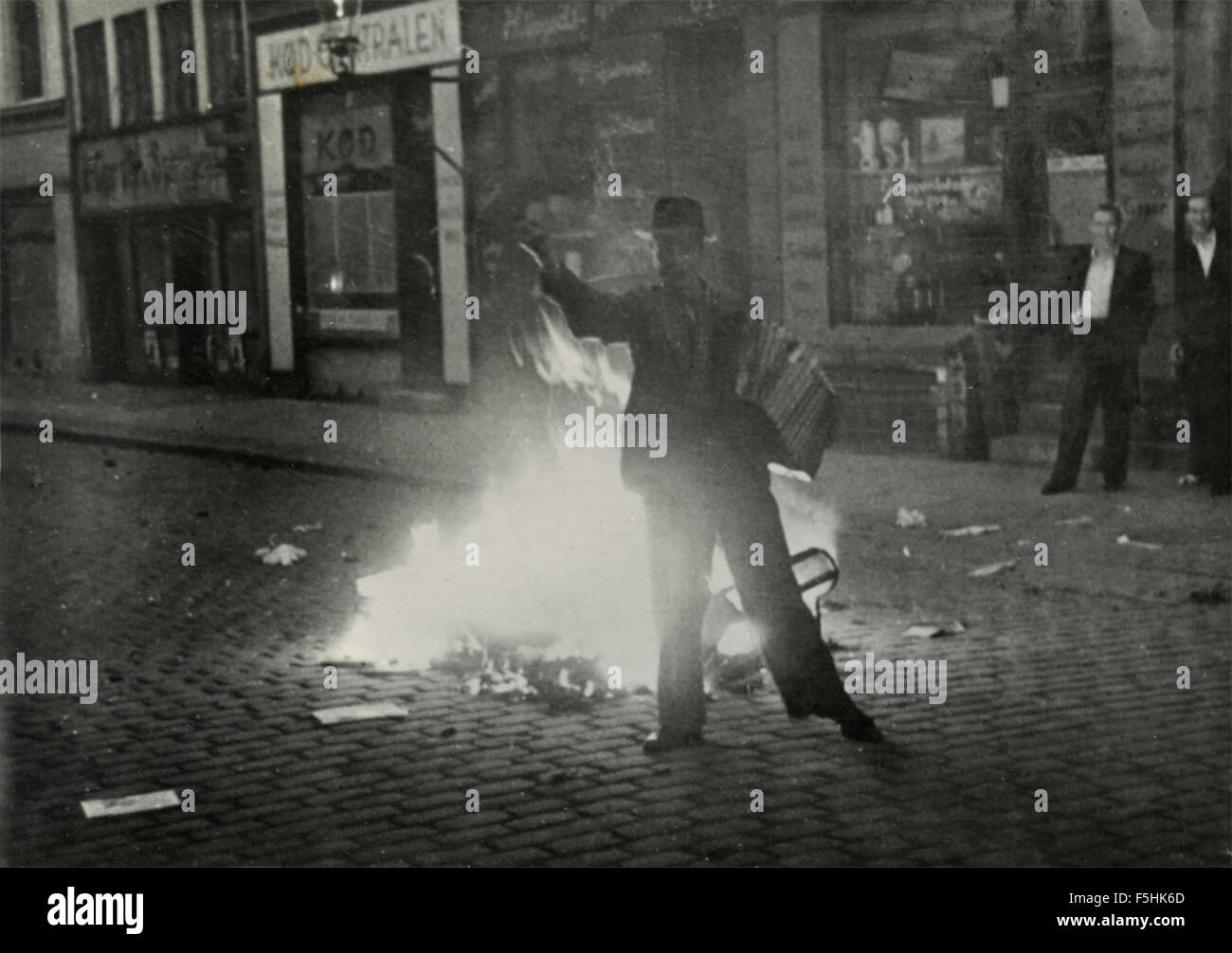 Un uomo bruciare libri in strada, Danimarca Foto Stock