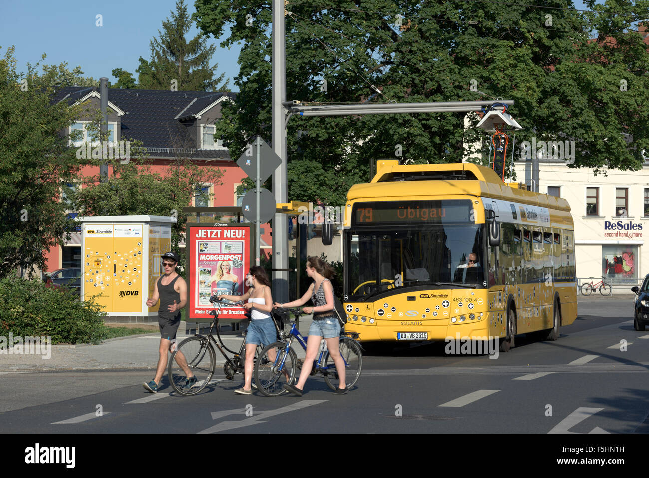 Dresden, Germania, un bus elettrico viene caricato ad un arresto Foto Stock