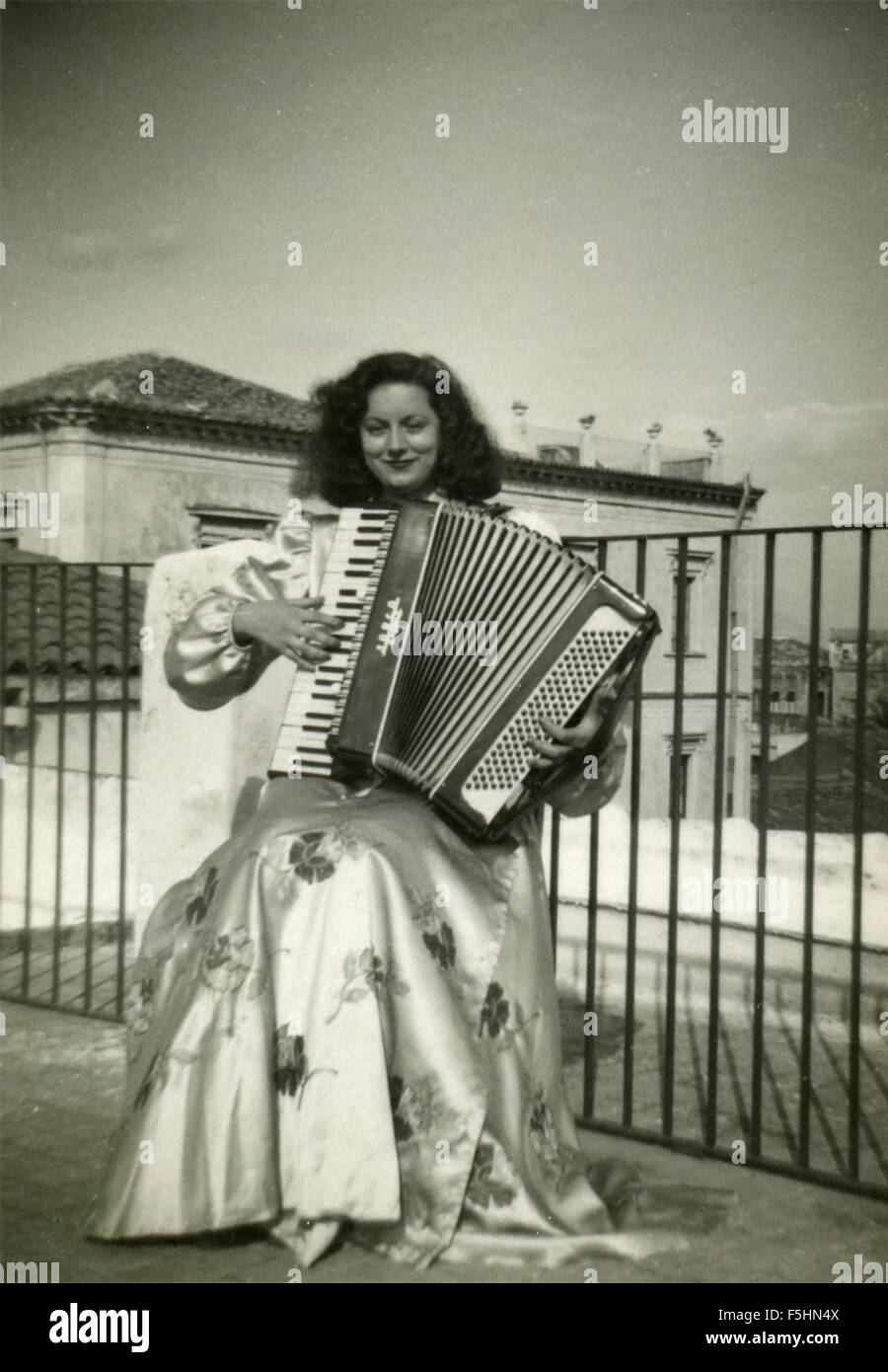 Una donna che suona la fisarmonica immagini e fotografie stock ad alta
