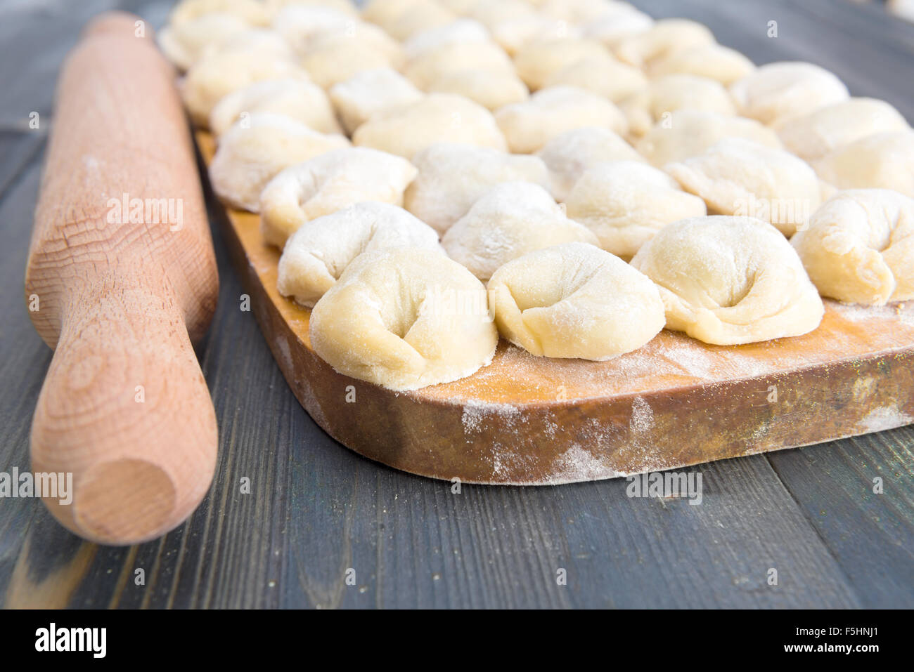 Gnocchi fatti a mano - la carne macinata avvolto in pasta Foto Stock