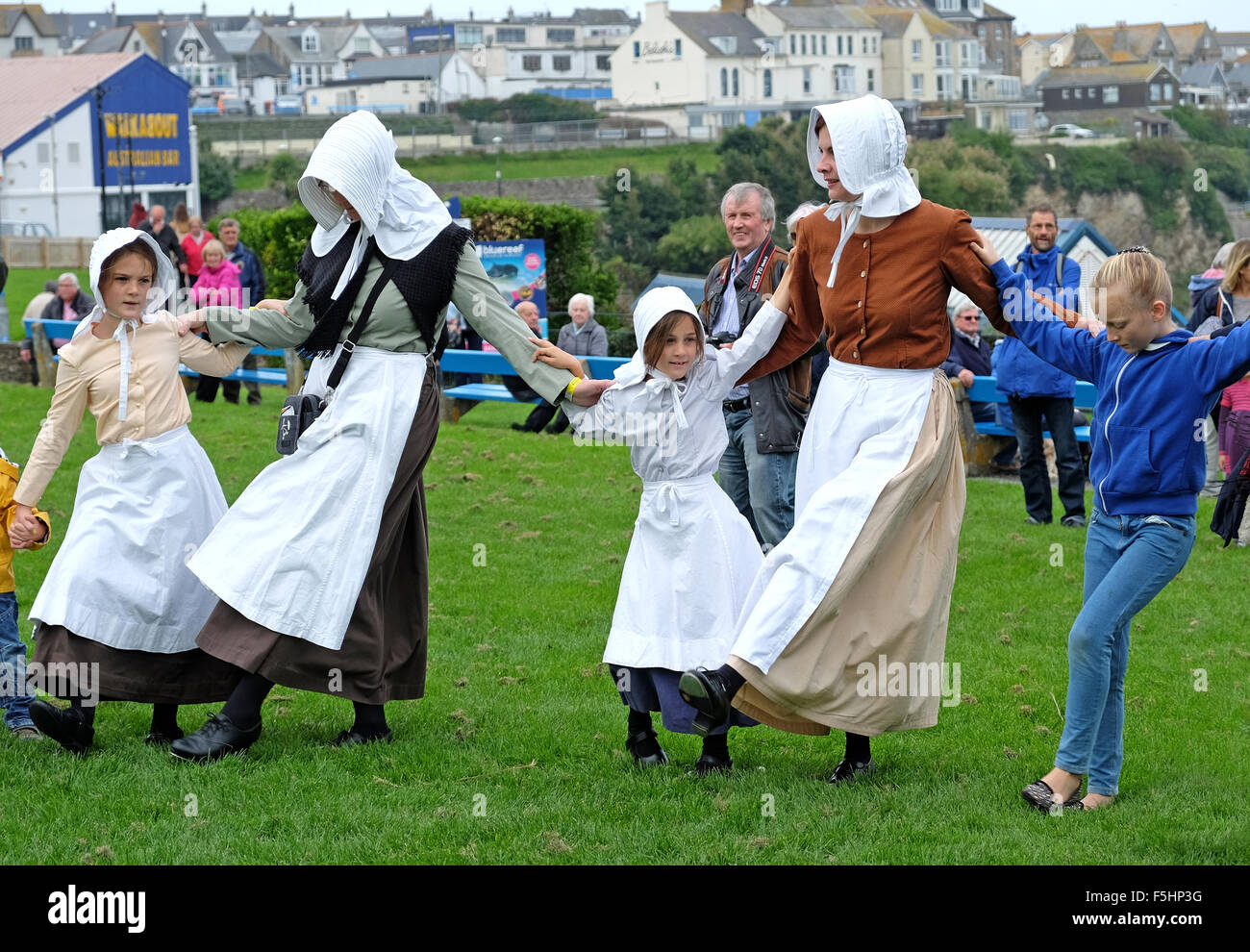 Cornish Bal maidens balli presso il festival di musica celtica in Newquay, Cornwall, Regno Unito Foto Stock