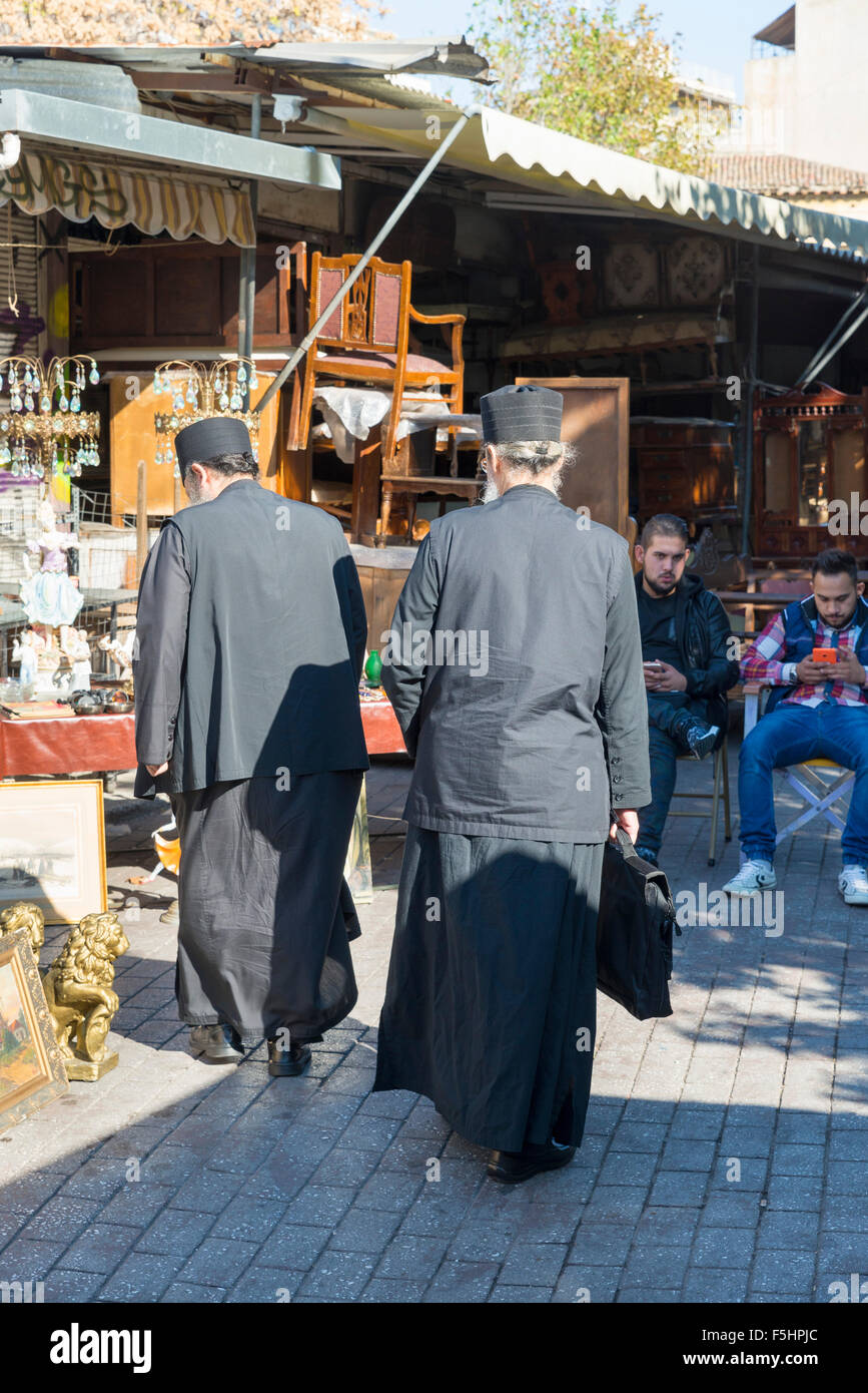 ATHENS, Grecia - 27 ottobre 2015: mercato delle pulci a piazza Avissinias. Due sacerdoti ortodossi di affare di caccia Foto Stock