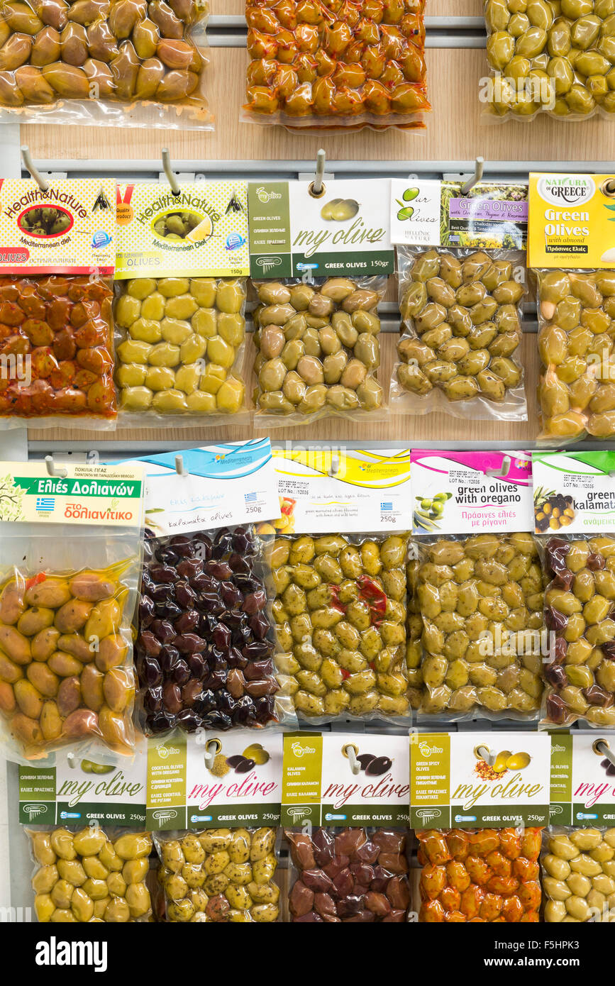 ATHENS, Grecia - 27 ottobre 2015: molte varietà di olive confezionati per la vendita in un negozio di alimentari nel quartiere di Plaka Foto Stock