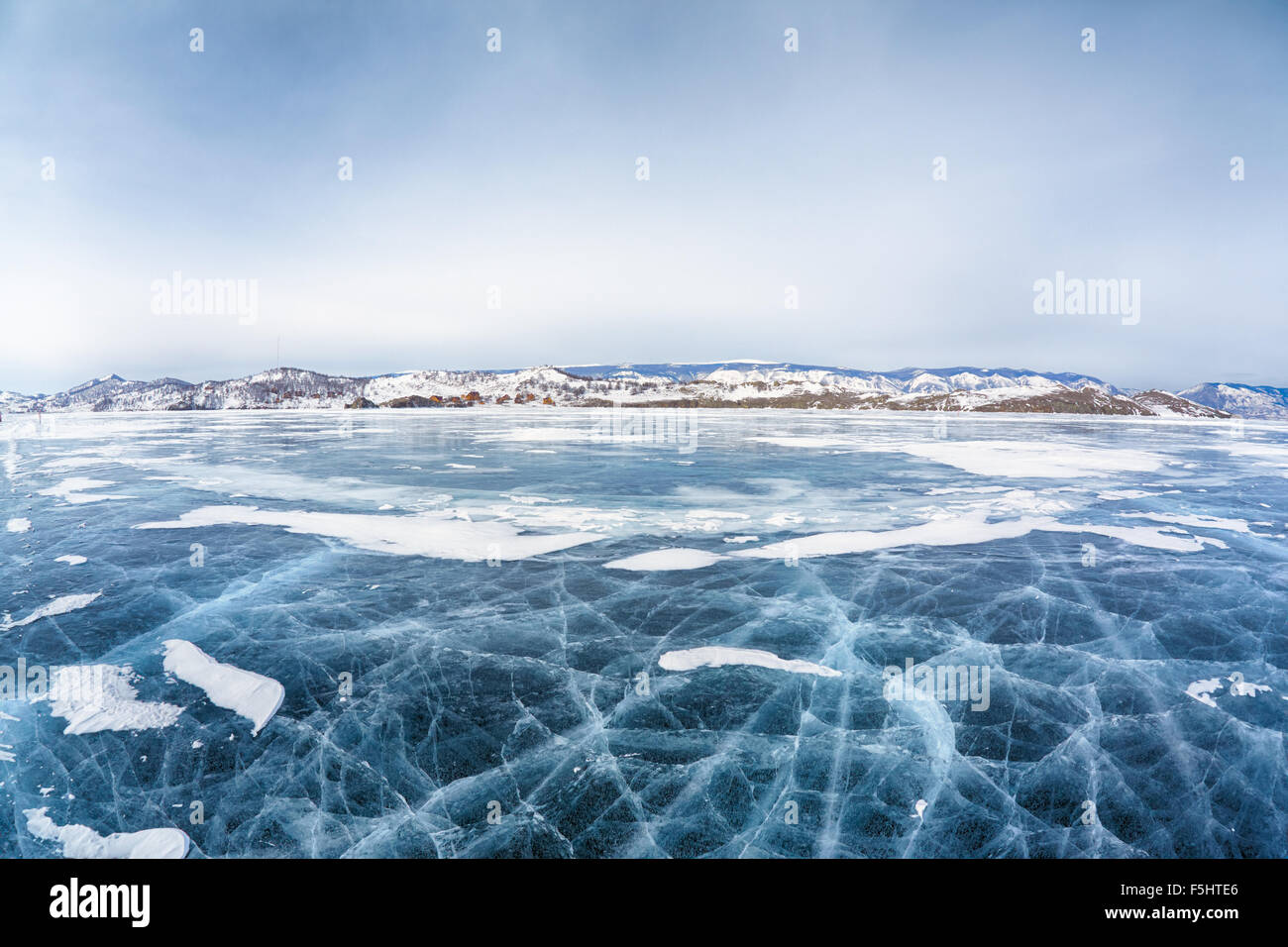 Congelati siberiano russo lago Baikal in inverno Foto Stock