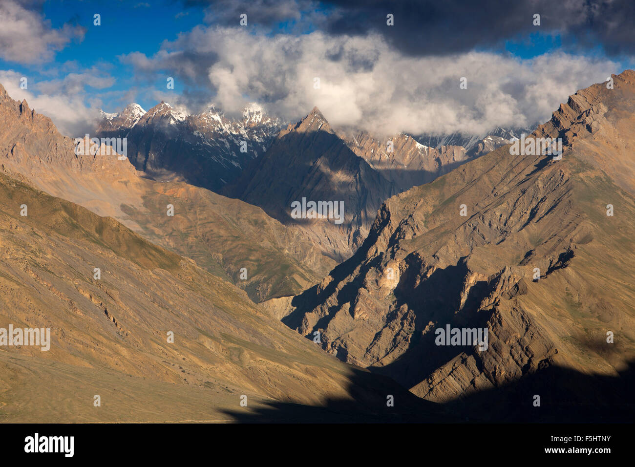 India, Himachal Pradesh, Spiti Valley, la mattina presto luce sulle cime innevate a ovest di Kaza Foto Stock