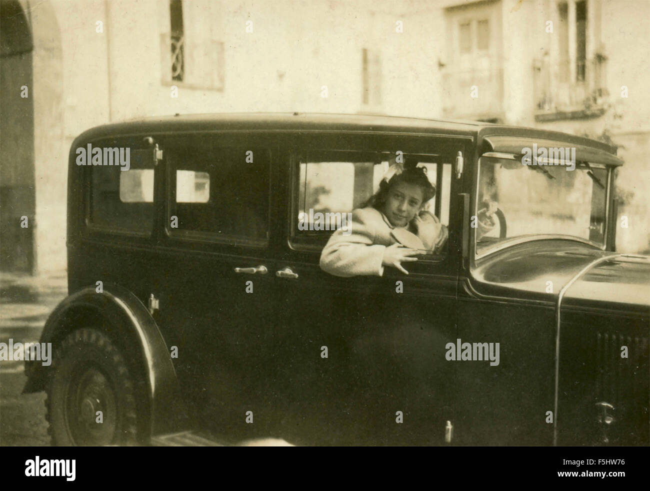 Una ragazza dietro al volante di una vettura, Italia Foto Stock