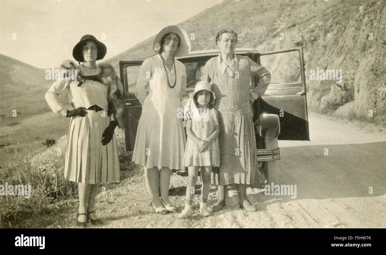 Un gruppo di donne di diversa età che viaggiano in auto, Italia Foto Stock